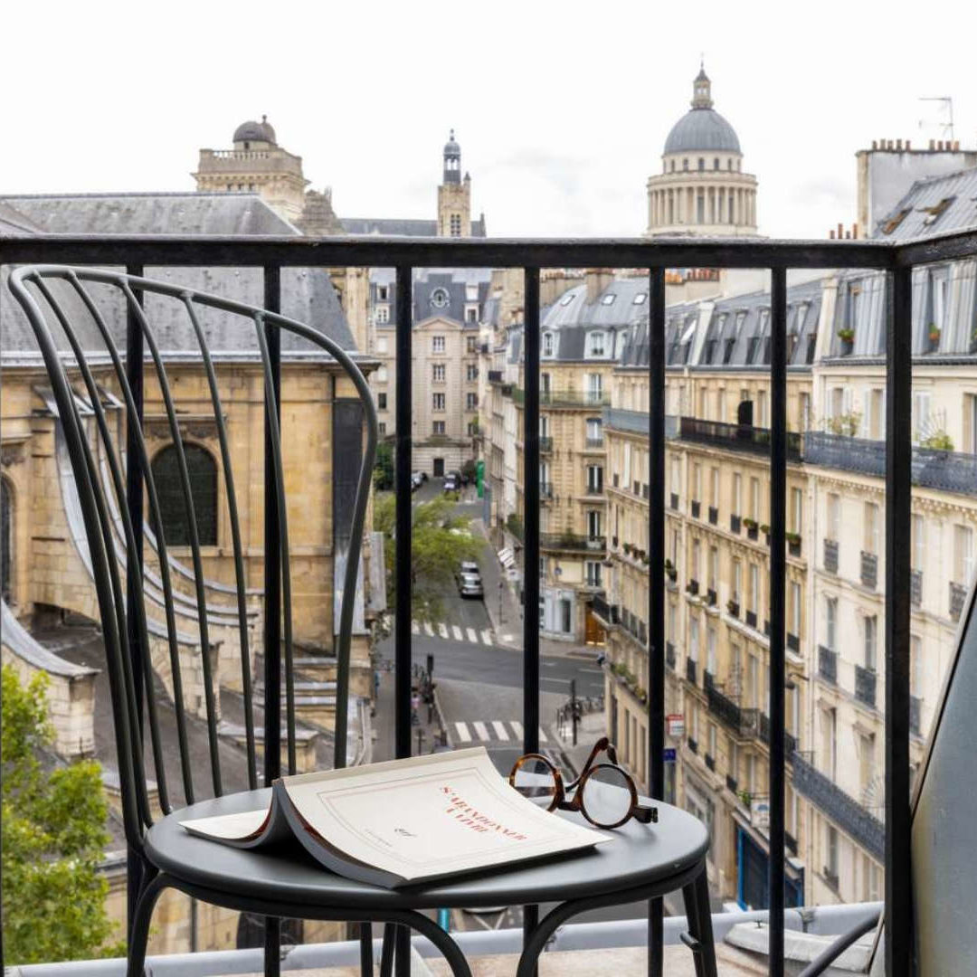~ Chaise sur un balcon avec un livre et des lunettes | Hôtel Abbatial Saint Germain