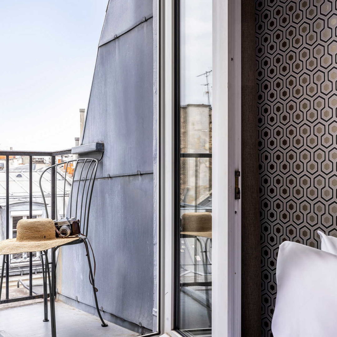 Terrasse avec chaise chapeau de paille et appareil photo - Hôtel Paris 5ème - Hôtel Abbatial