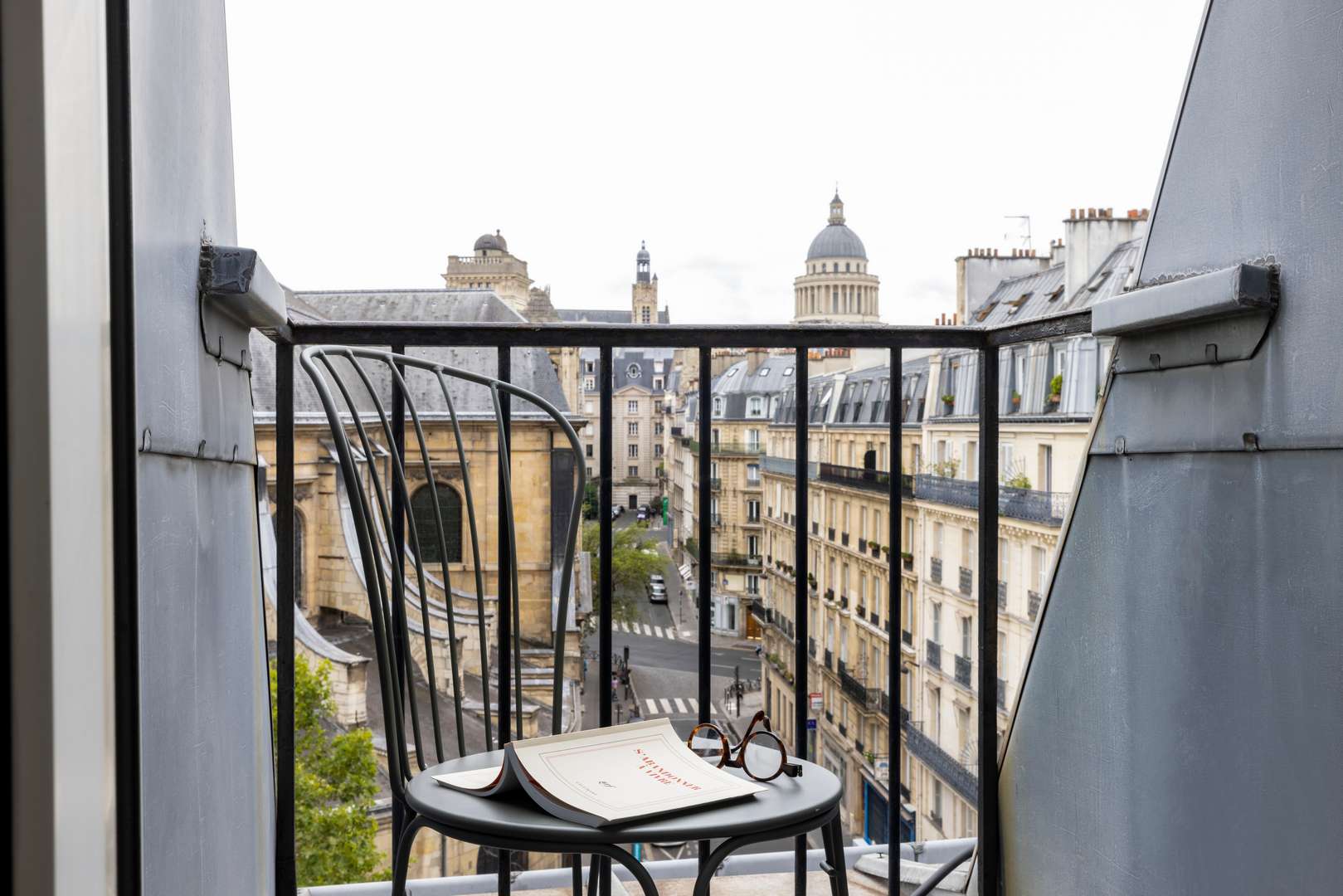 Gros plan sur le balcon de la chambre, lecture au programme - Hôtel près de Panthéon à Paris – Hôtel Abbatial