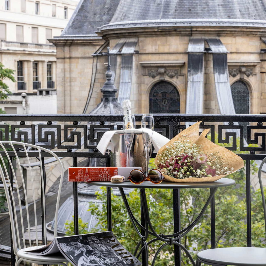 Apéritif sur terrasse avec champagne macaron et bouquet de fleurs - Hôtel Boulevard Saint-Germain - Hôtel Abbatial