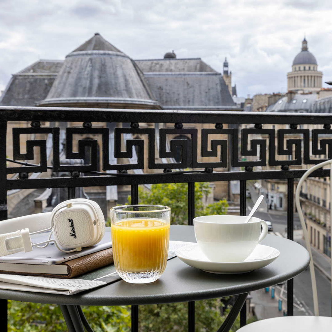Petit déjeuner sur la terrasse d'une chambre de L'hôtel Abbatial sur le Boulevard Saint Germain à Paris.
