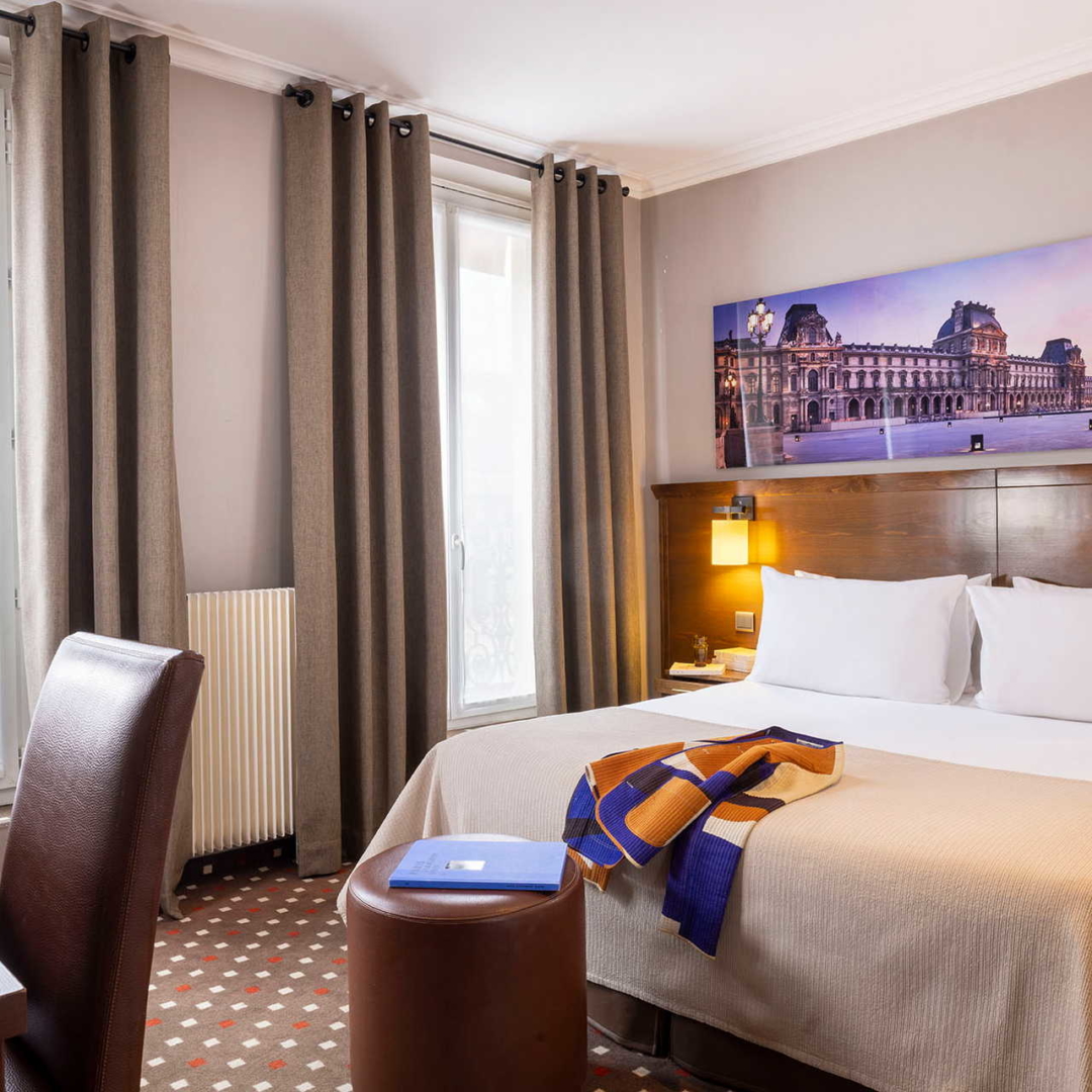 vue sur le lit de la chambre d'hotel