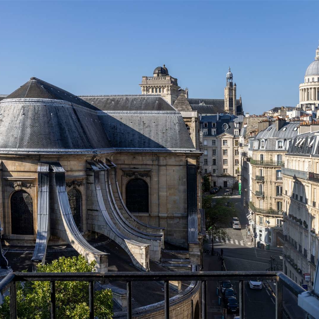 Toit bâtiments et ciel bleu Paris- Hôtel Près de Notre-Dame de Paris - Hôtel Abbatial
