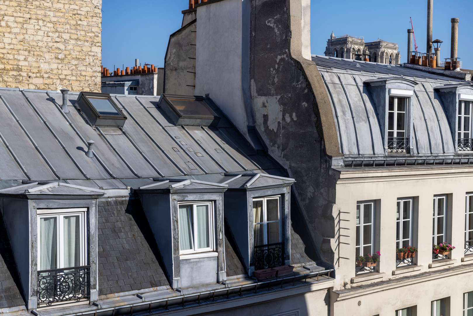 Vue sur les toits typique parisiens- Hôtel près de Panthéon à Paris – Hôtel Abbatial