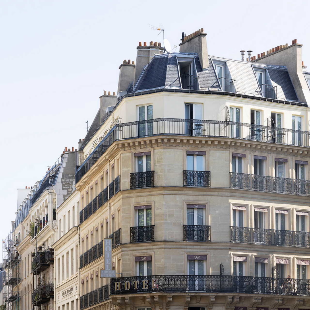 vue la façade parisienne de notre hôtel de charme paris 5 – Hôtel Abbatial