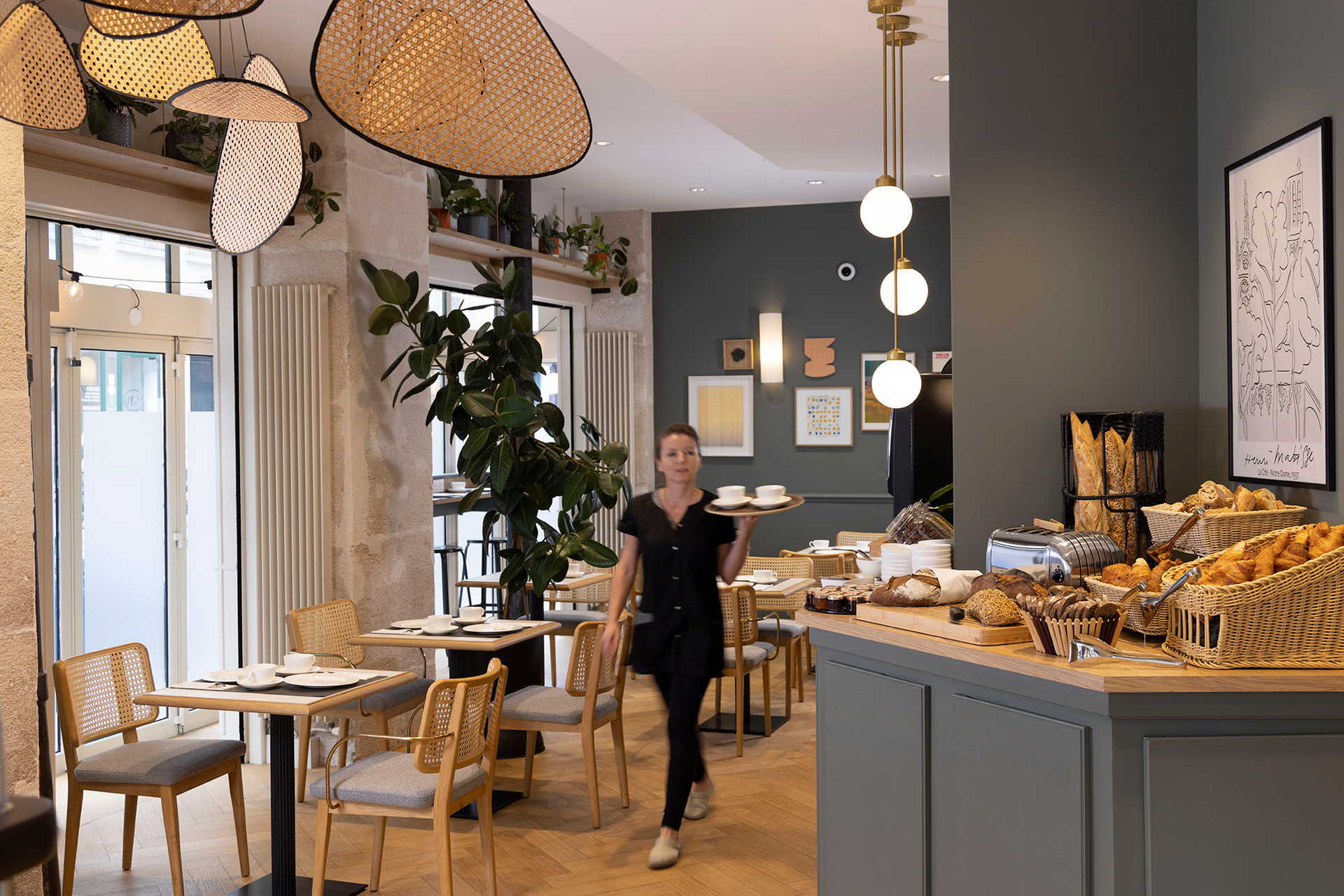 Buffet du petit déjeuner, femme qui sert les cafés - Hôtel près de Panthéon à Paris – Hôtel Abbatial