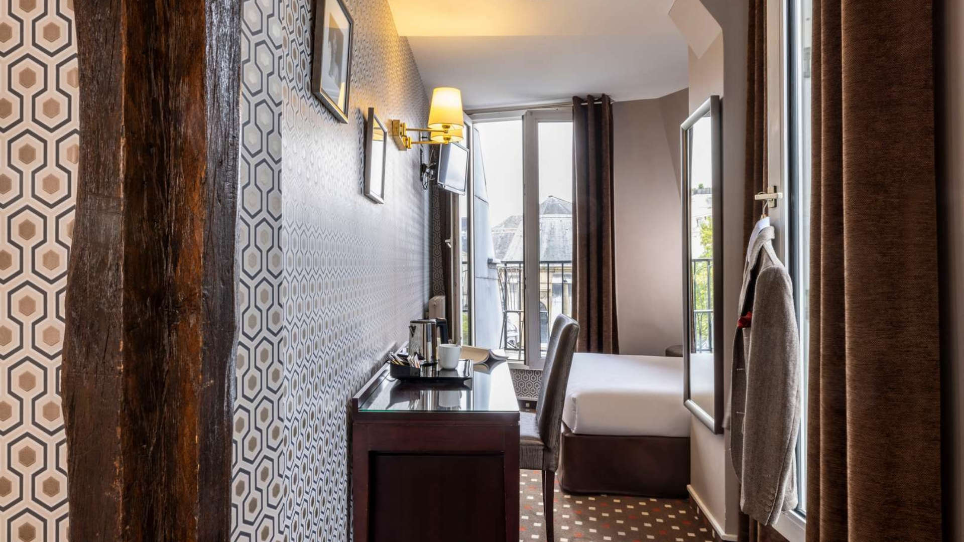 vue en coupe de la pièce mansardée - hotel paris 5 eme – Hôtel Abbatial