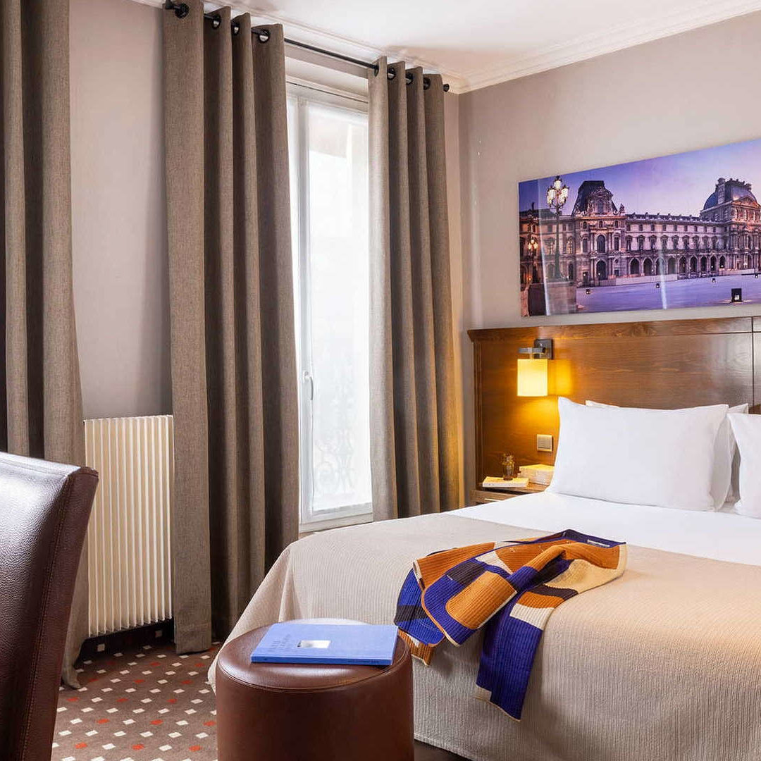 une chambre pour deux avec un tableau du Louvre - hotel paris 5 eme – Hôtel Abbatial