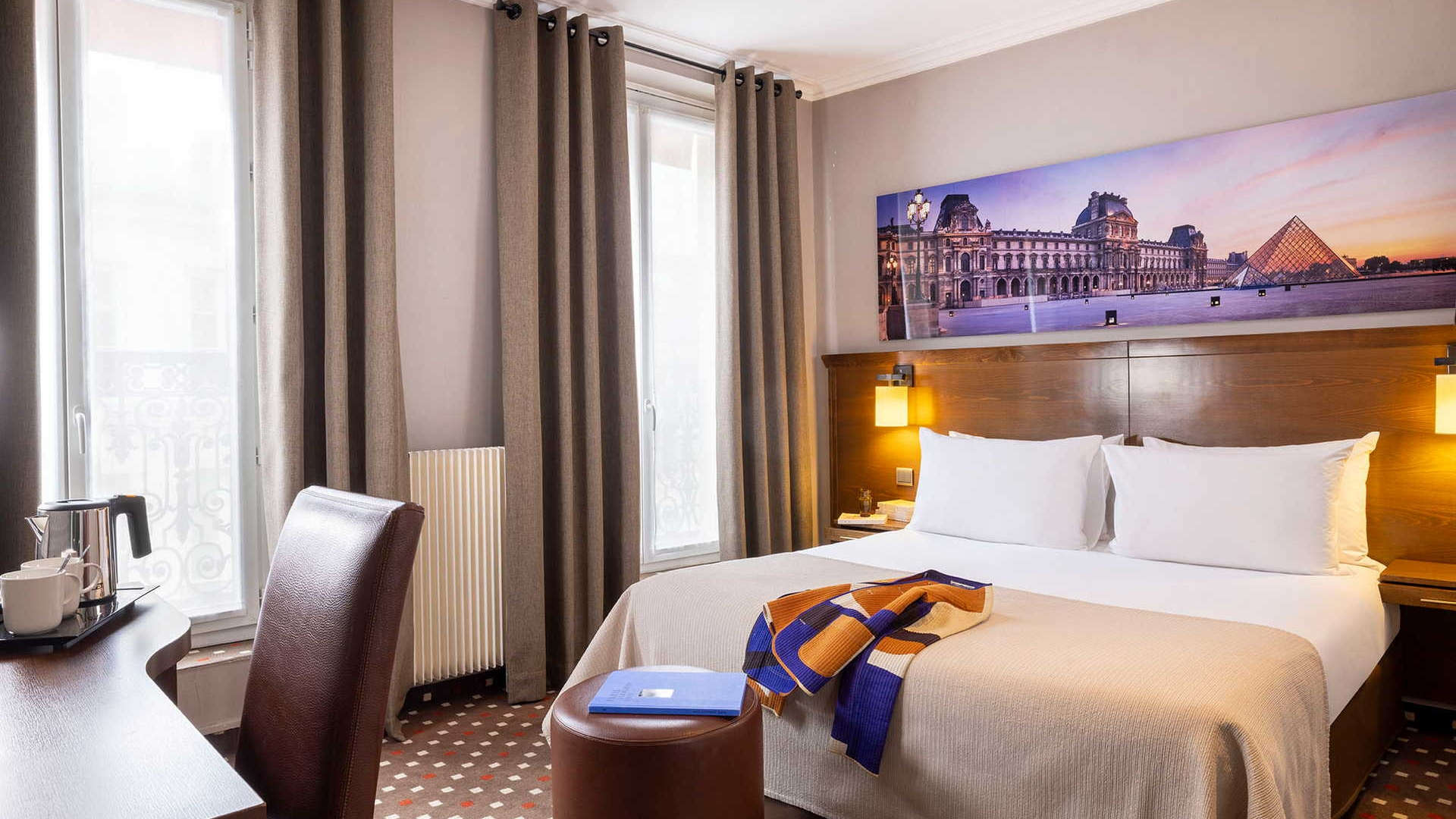 une chambre pour deux avec un tableau du Louvre - hotel paris 5 eme – Hôtel Abbatial