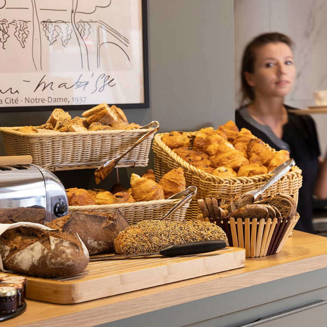 vue de la table avec les différents pains servis au petit déjeuner - Hôtel près de Panthéon à Paris – Hôtel Abbatial