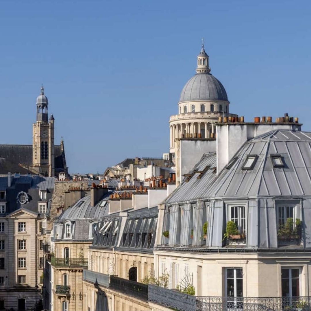 vue des immeubles parisiens par une journée ensoleillée - hotel pres de notre dame paris – Hôtel Abbatial