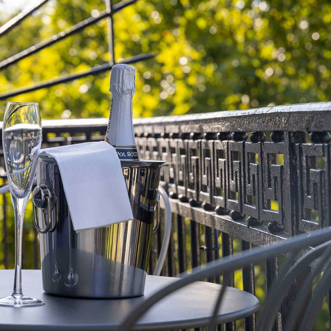 champagne sur la table par une journée ensoleillée – hotel boulevard Saint Germain – Hôtel Abbatial