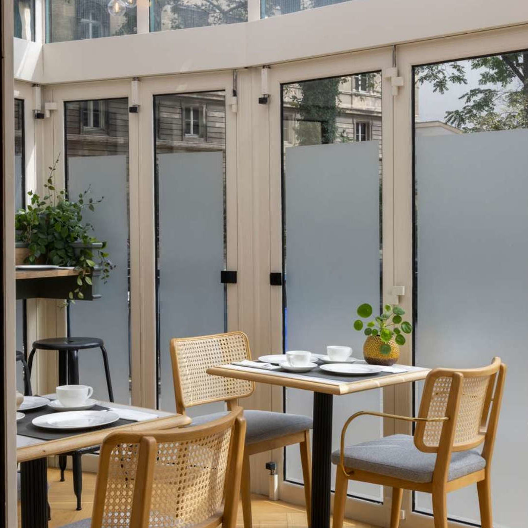 salle à manger avec tables couvertes - hotel boulevard Saint Germain – Hôtel Abbatial