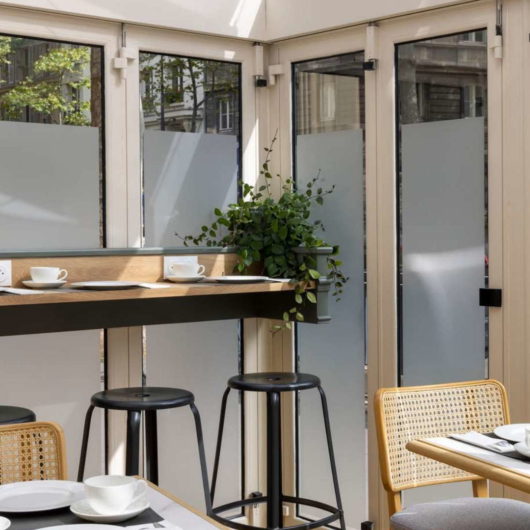 salle à manger avec tables et chaises et sièges surélevés - Hôtel près de Panthéon à Paris – Hôtel Abbatial