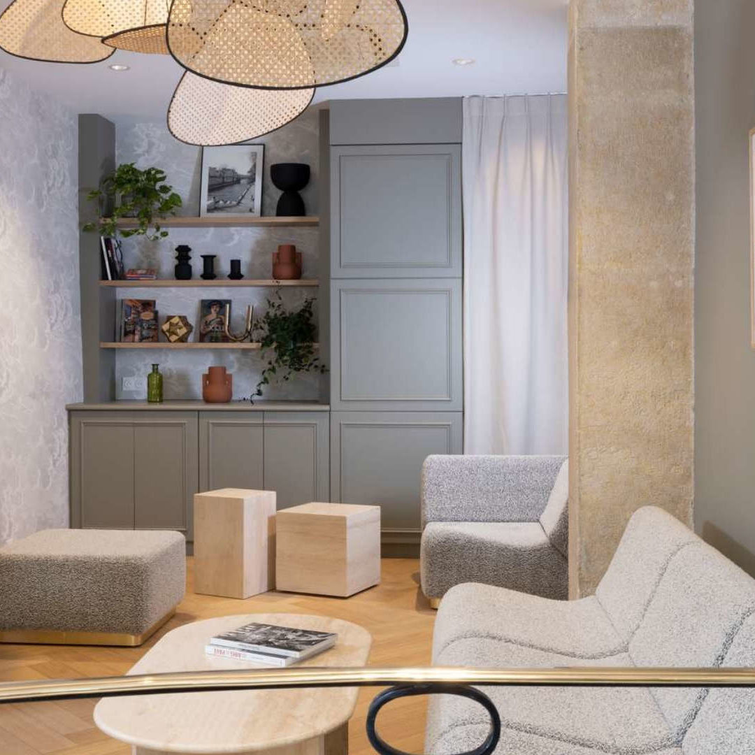 Salon avec une grande plante dans un pot noir - Hôtel Notre-Dame de Paris - Hôtel Abbatial